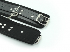 Both men and women wear leather handcuffs offbeat toy handcuffs lock hemming hot black women's apparatus