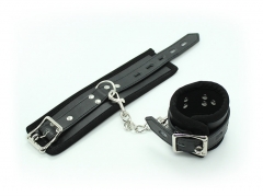 Both men and women wear leather handcuffs offbeat toy handcuffs lock hemming hot black women's apparatus