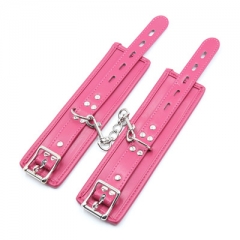 Both men and women wear leather handcuffs offbeat toy handcuffs lock hemming hot black women's apparatus